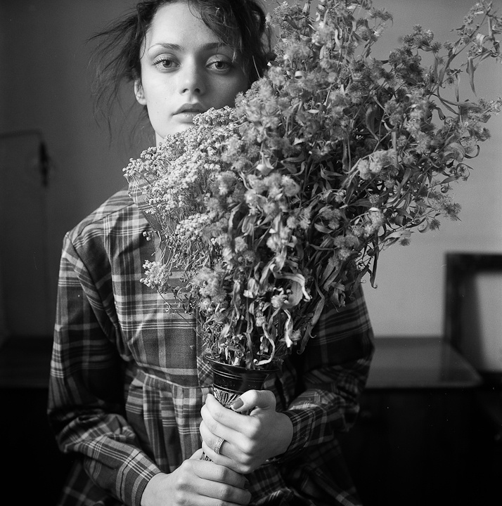 Eugene (Portrait mit einem Blumenstrauß)