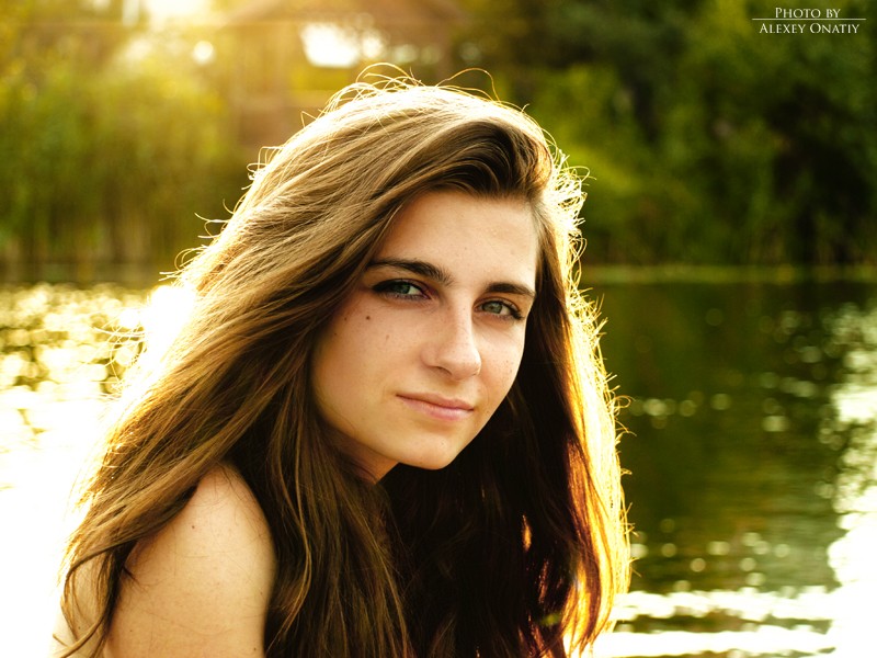 Mädchen am Ufer des Flusses