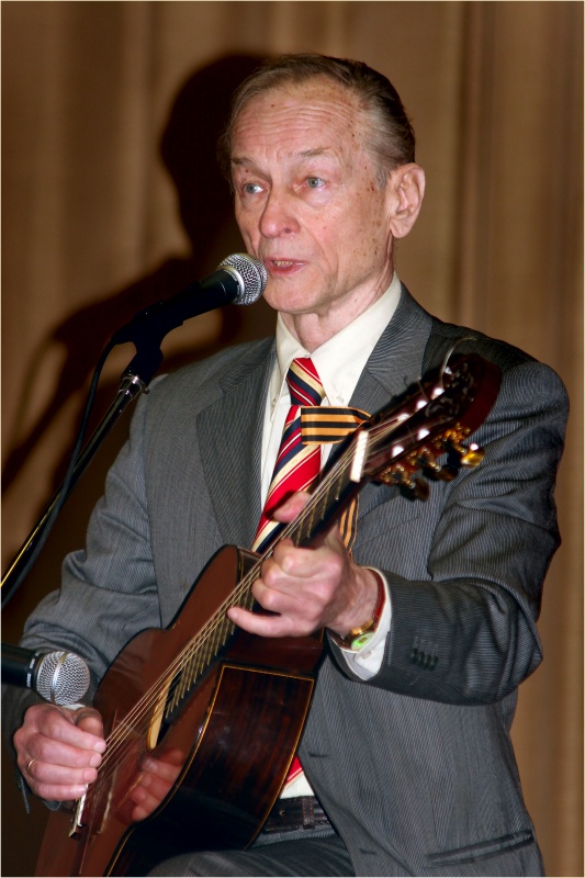 Ich bin im Frühjahr Wald, trinken Birkensaft