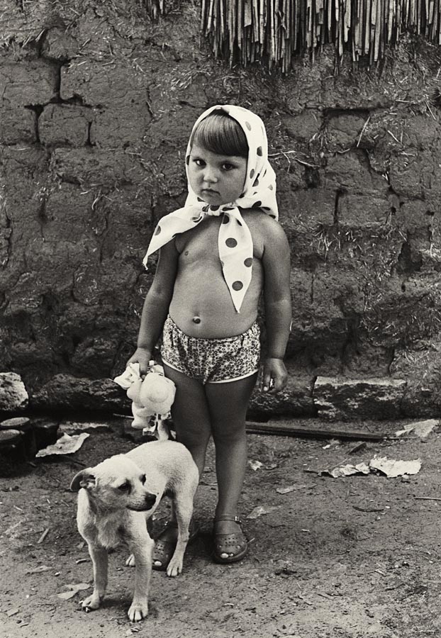 Das Mädchen mit dem Hund.