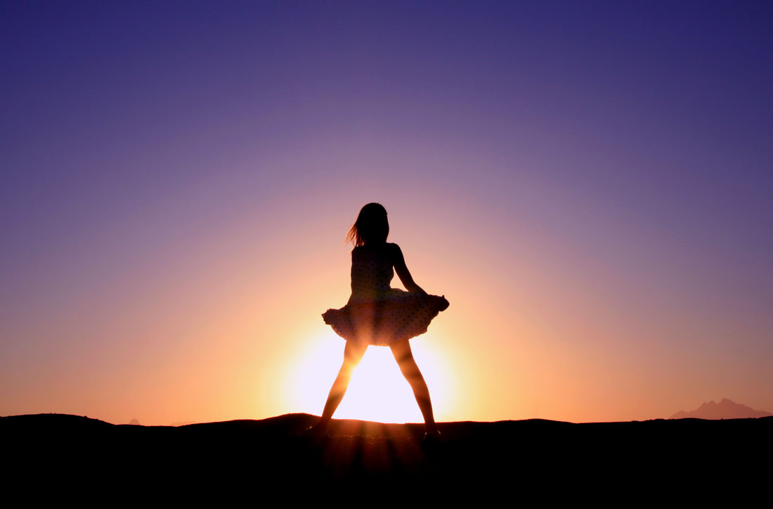 Mädchen und der Sonne