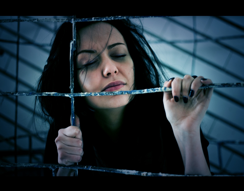 Im Gefängnis, roh ...