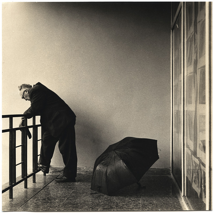 Alte Mann und das Umbrella