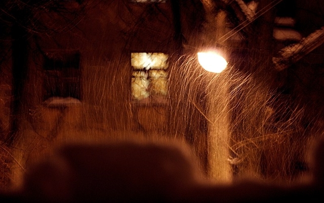 Schnee überschüttet vom Himmel Fäden