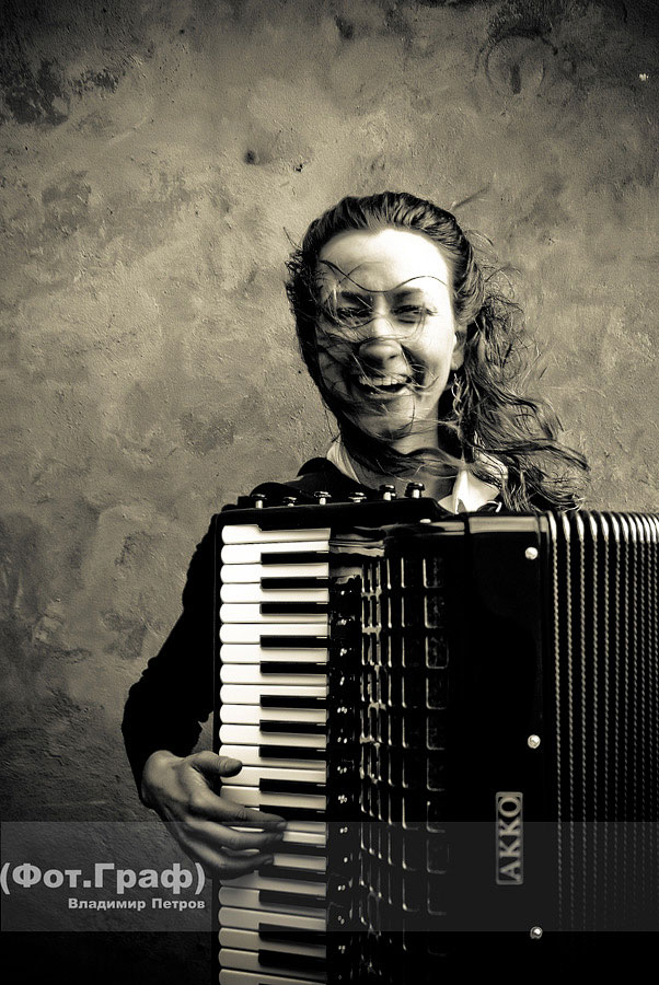 Die dunkle Farbgebung