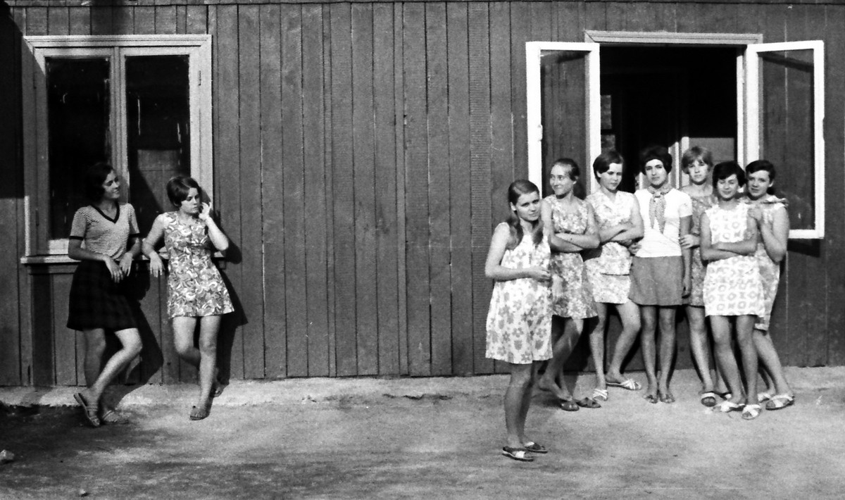 kommen Mädchen, stand am Rande ...