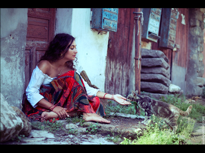 Zigeunerin mit einem Kätzchen