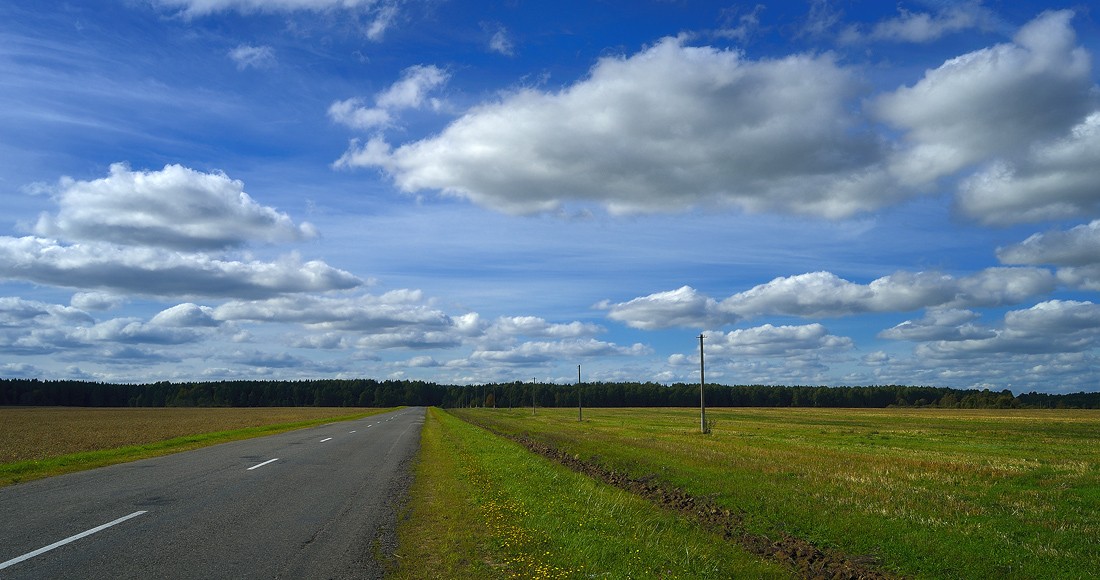 Auf der Straße mit Wolken