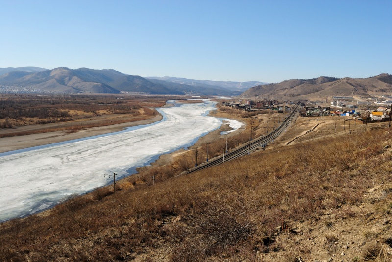 Suburbs. River. Geben Sie in die entgegengesetzte Richtung