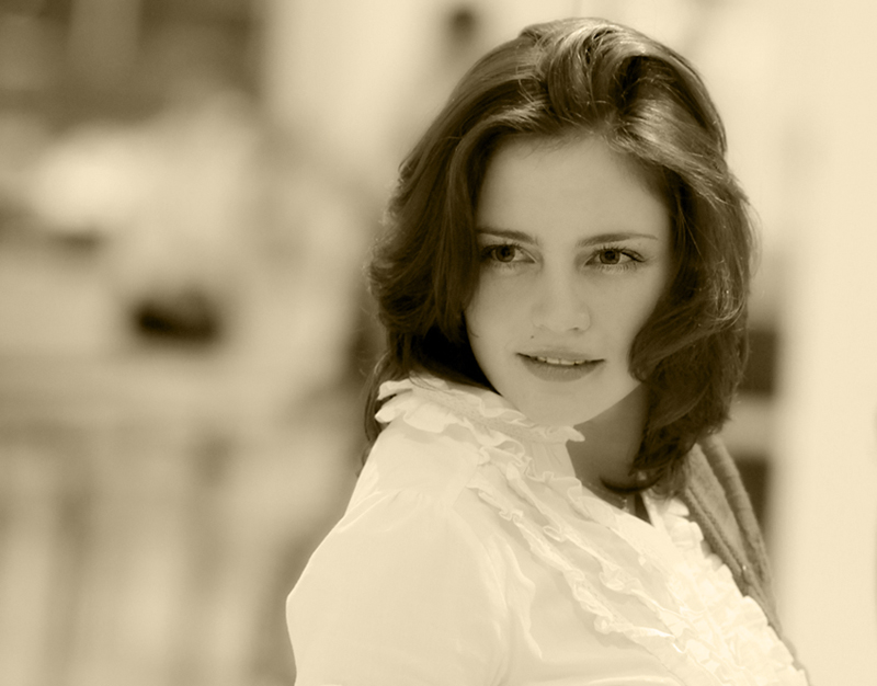 Durch einen Spiegel.