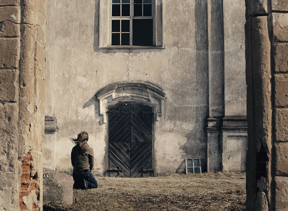 In einer verlassenen Kirche