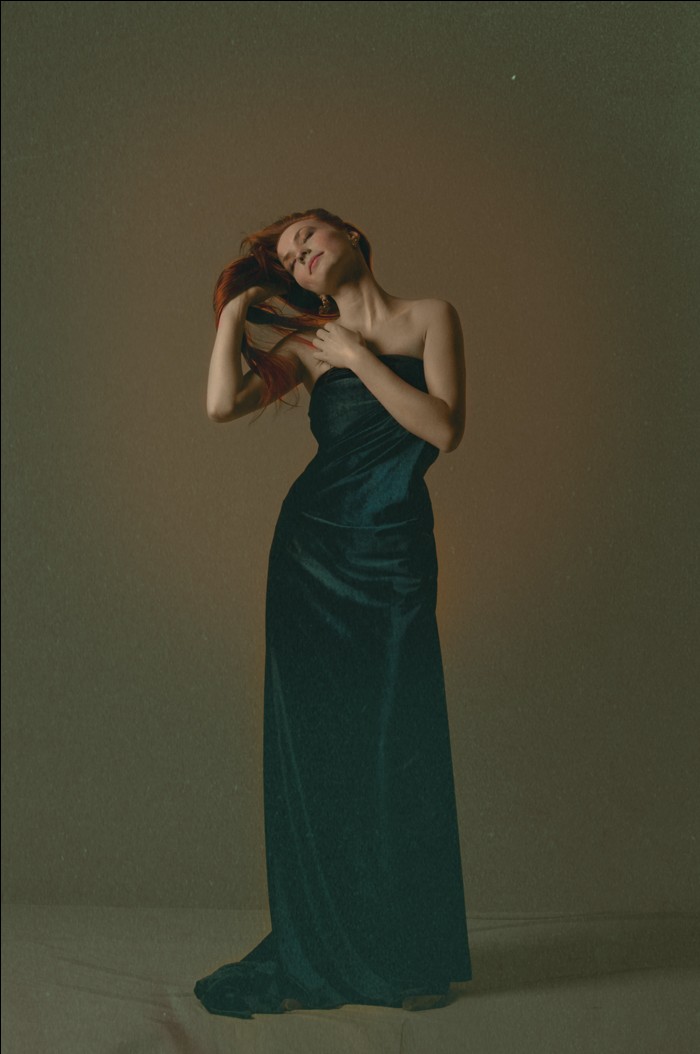 Porträt eines Mädchens in Smaragde