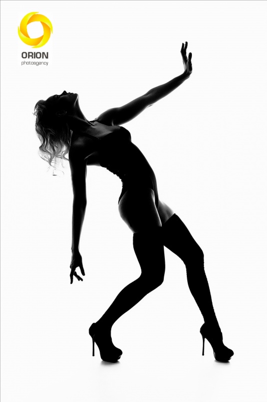 Mädchen in einem hinterleuchteten