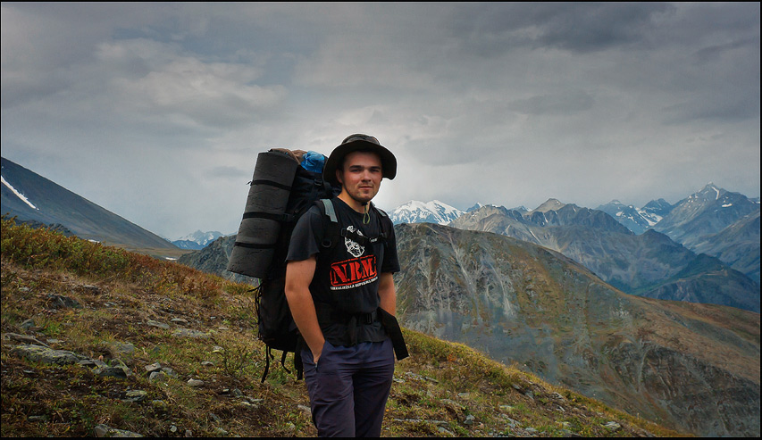 Ich bin vor dem Hintergrund des Altai-Gebirges