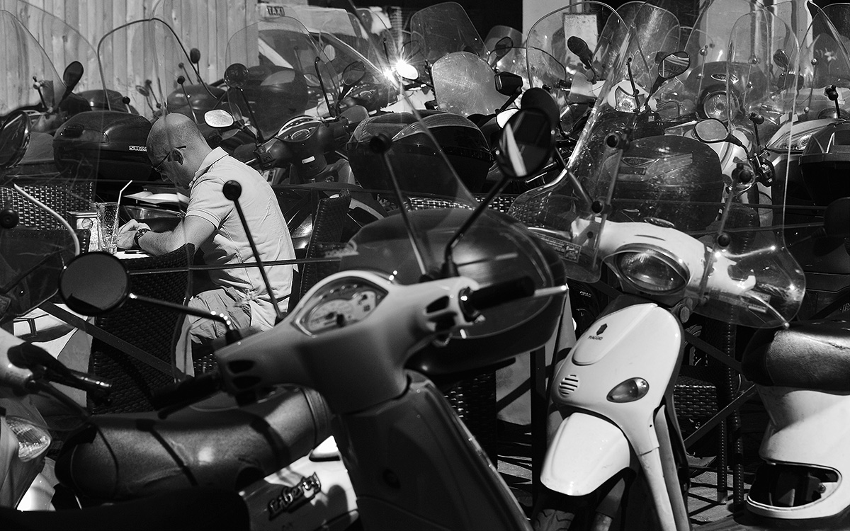 Ein Mann und eine Roller