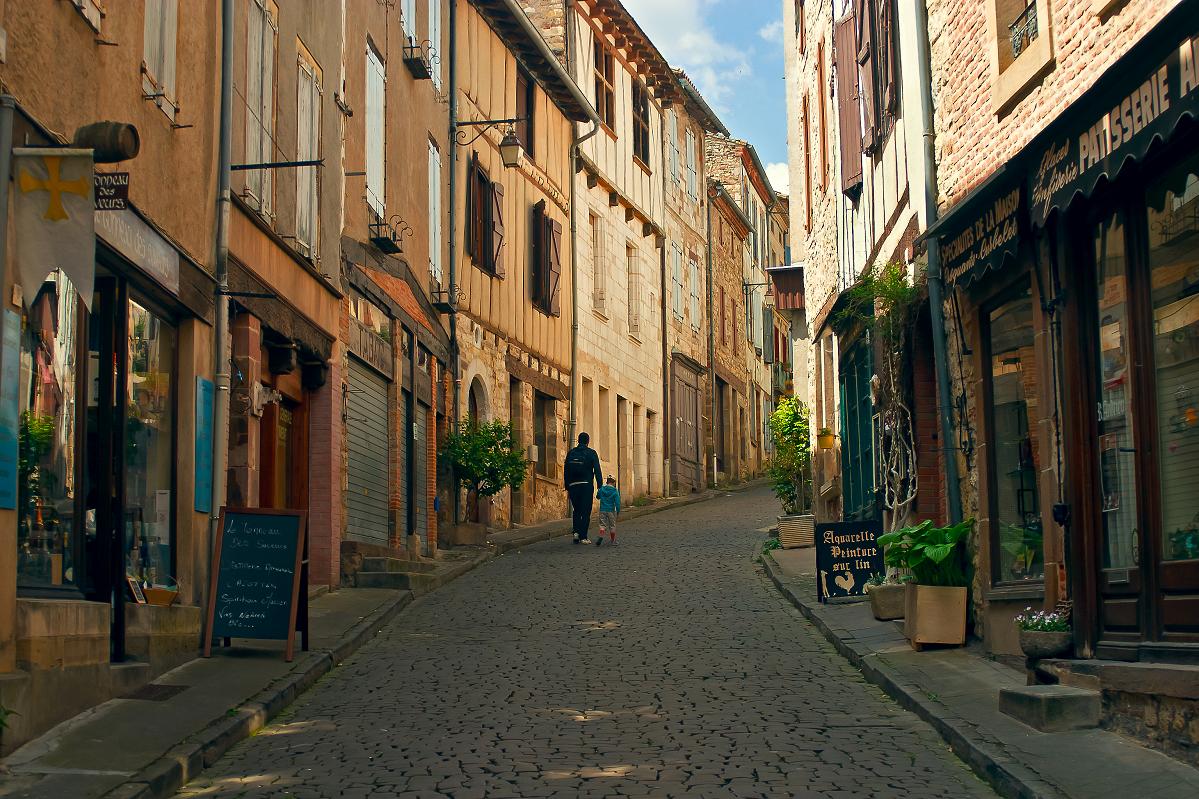 Unter dem blauen Himmel ist eine goldene Stadt ...