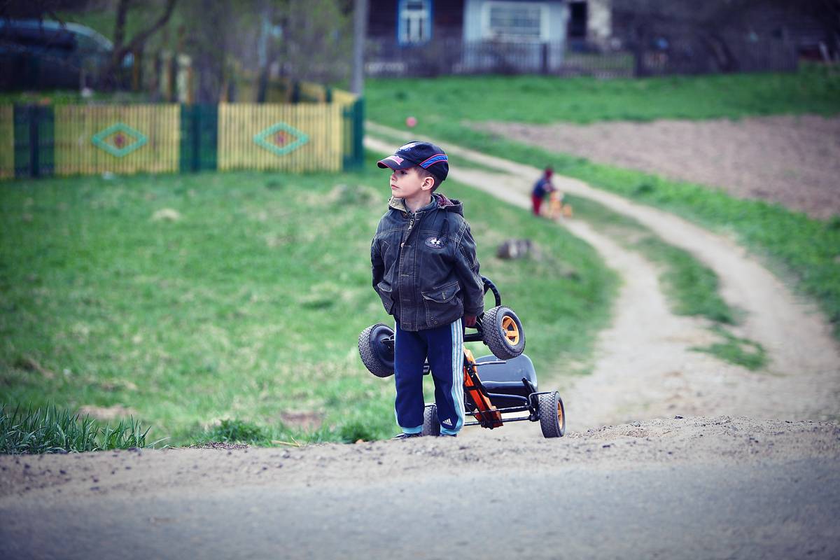 zieht in einem großen Weg