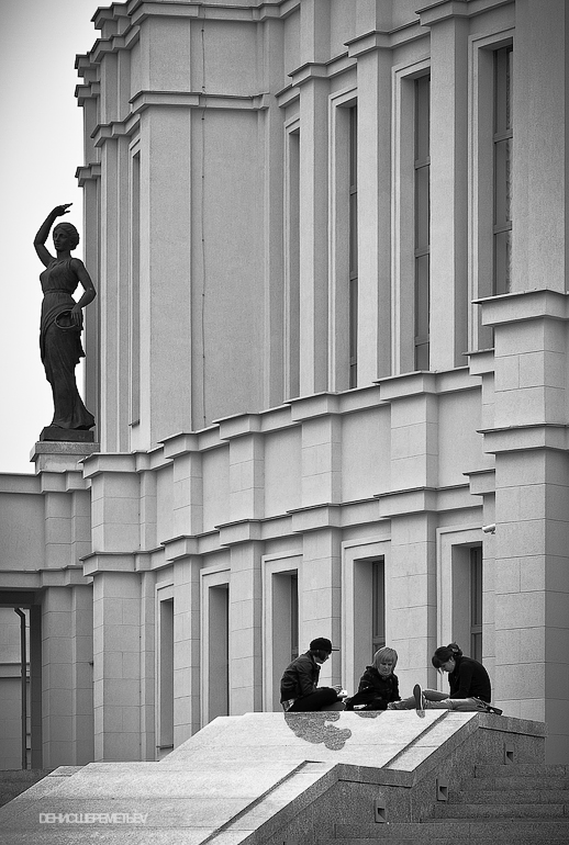 Mädchen mit "Oper". Tische,