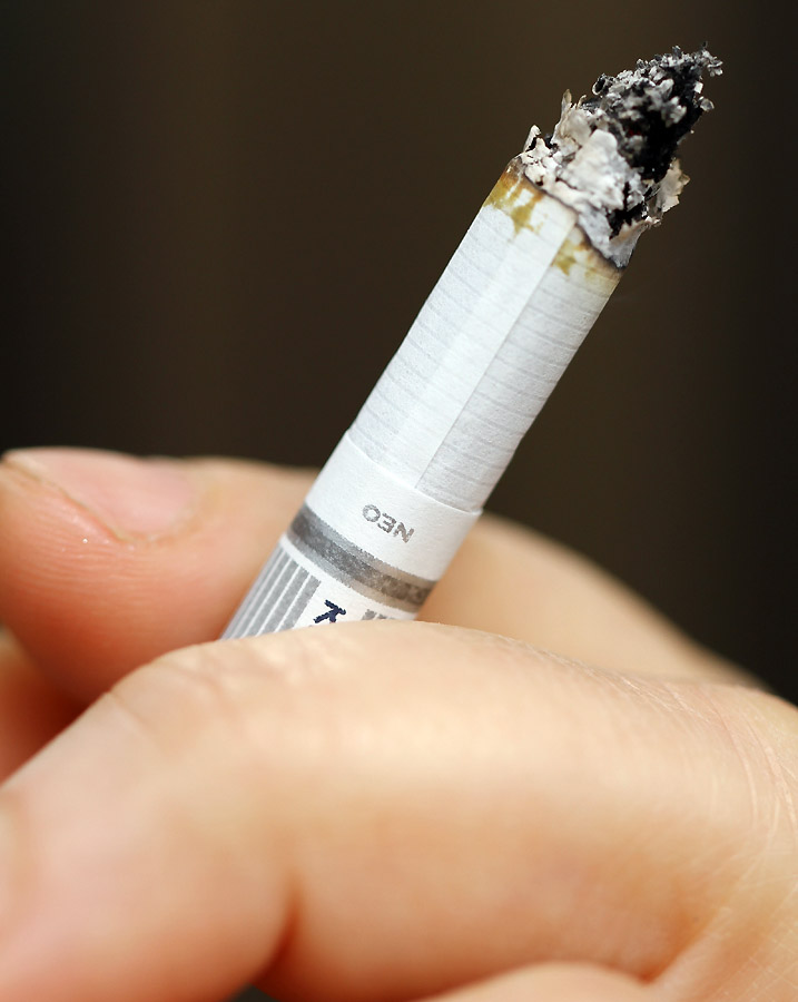 Wirf eine Zigarette))