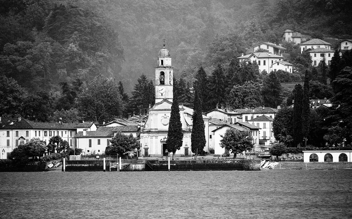 Kirche am Ufer des Lake - 2