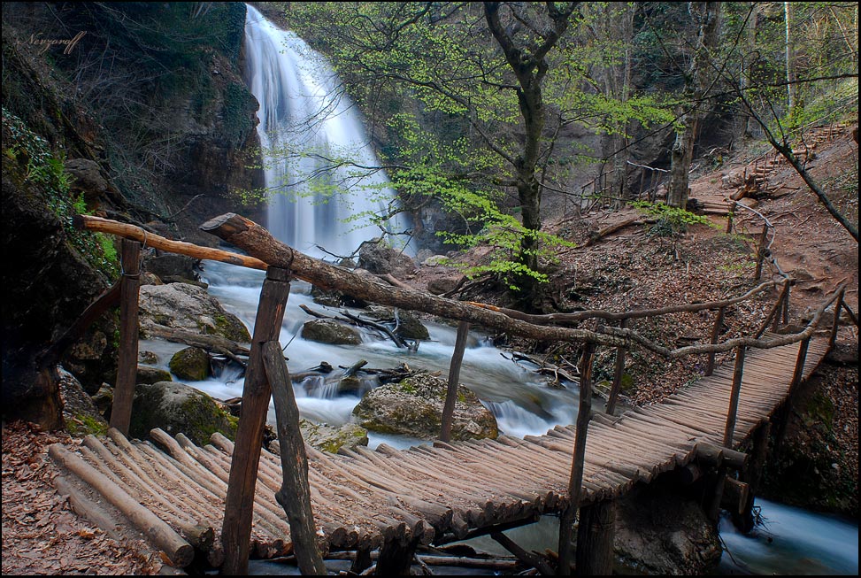 Brücke über eine langsame Wasser