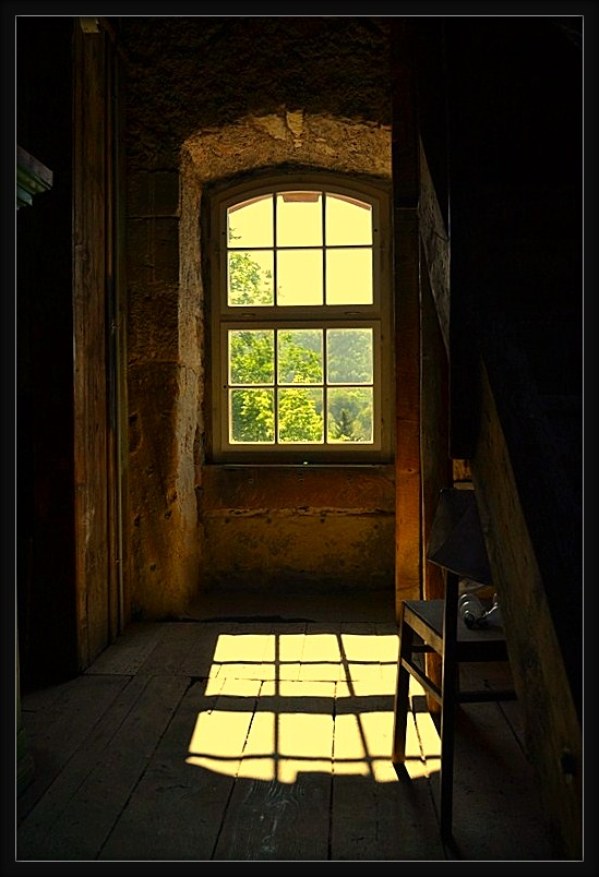 okno na bashne v staroy zerkvi