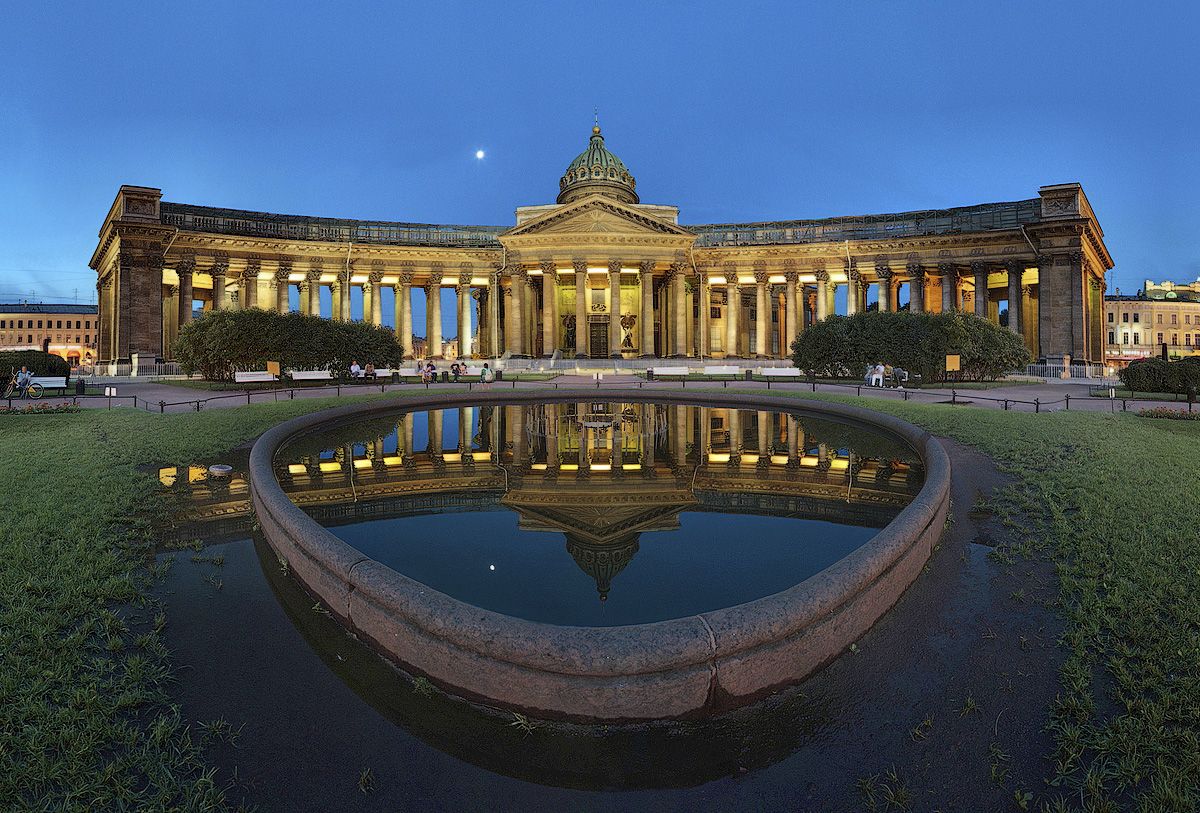 Kazan Cathedral: a mirror in the morning