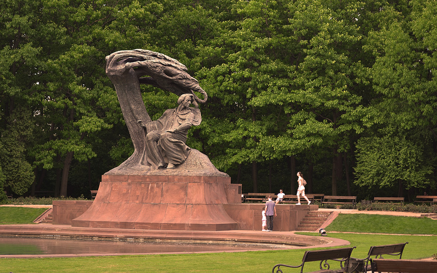 Oh, stört mich nicht, zu denken, unter lauter Laub ...
