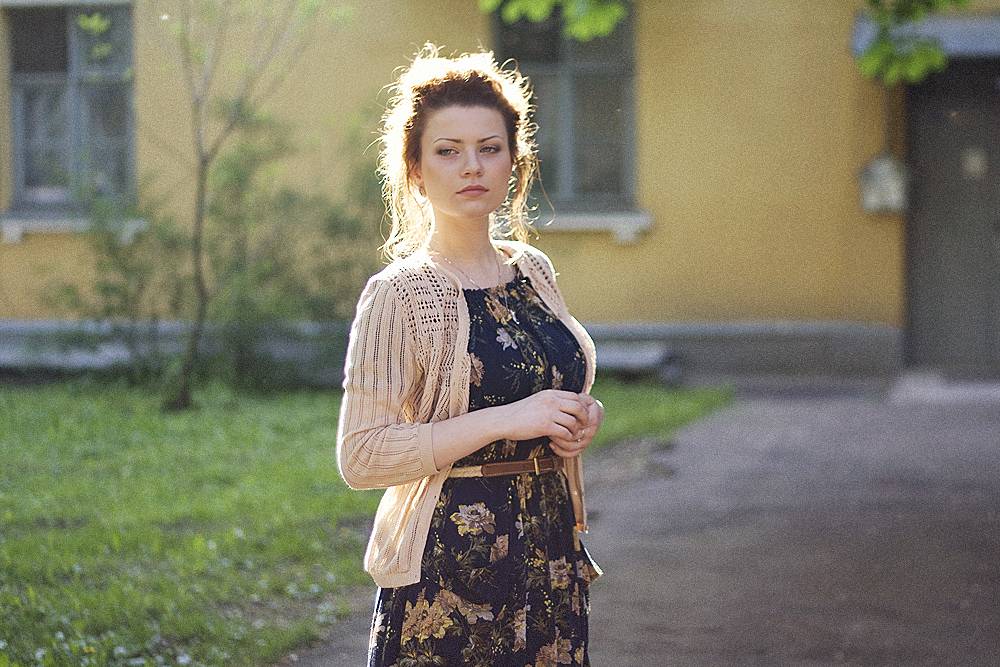 Sonne ist verstrickt in ihre Haare