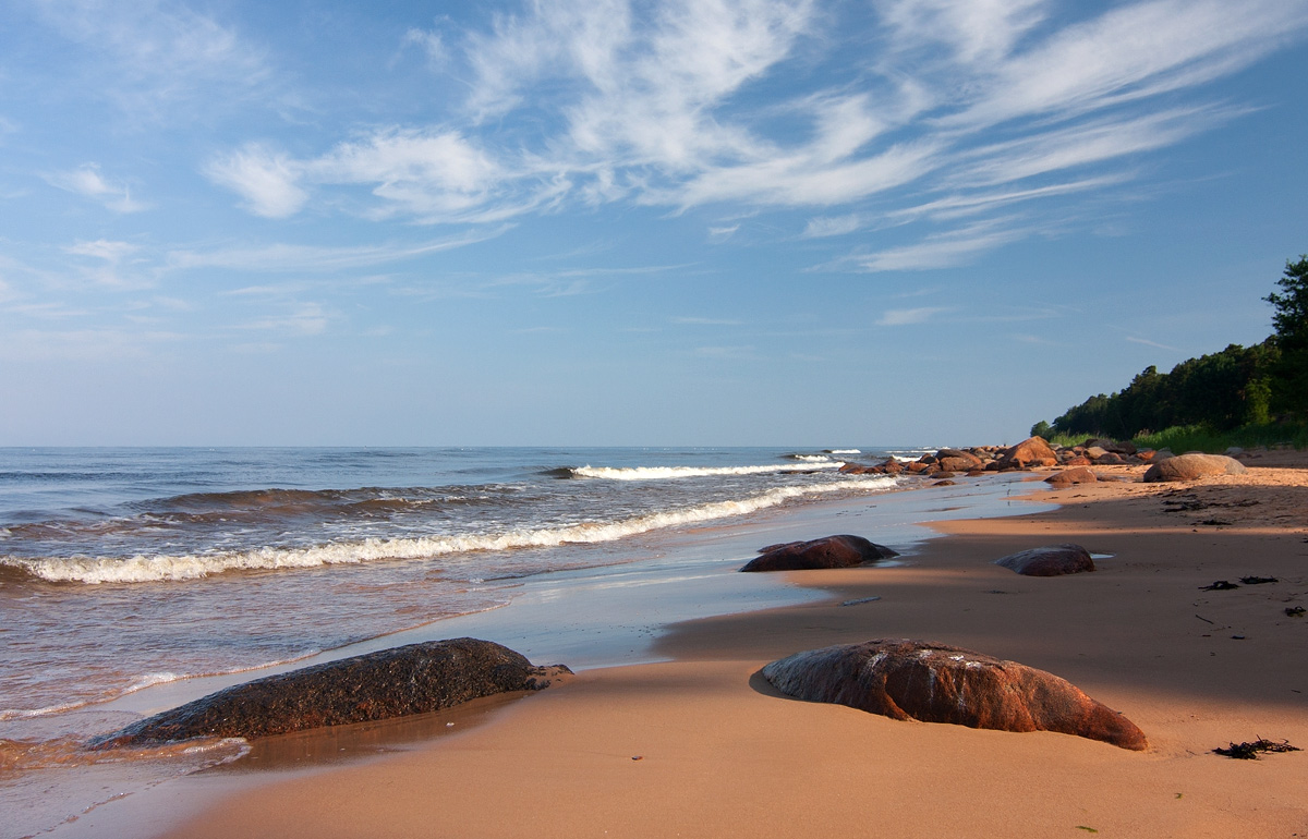 Die Schatten auf dem nassen Sand