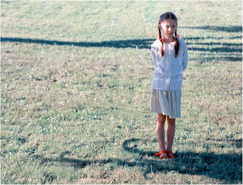 Nastya (Portrait in roten Sandalen)