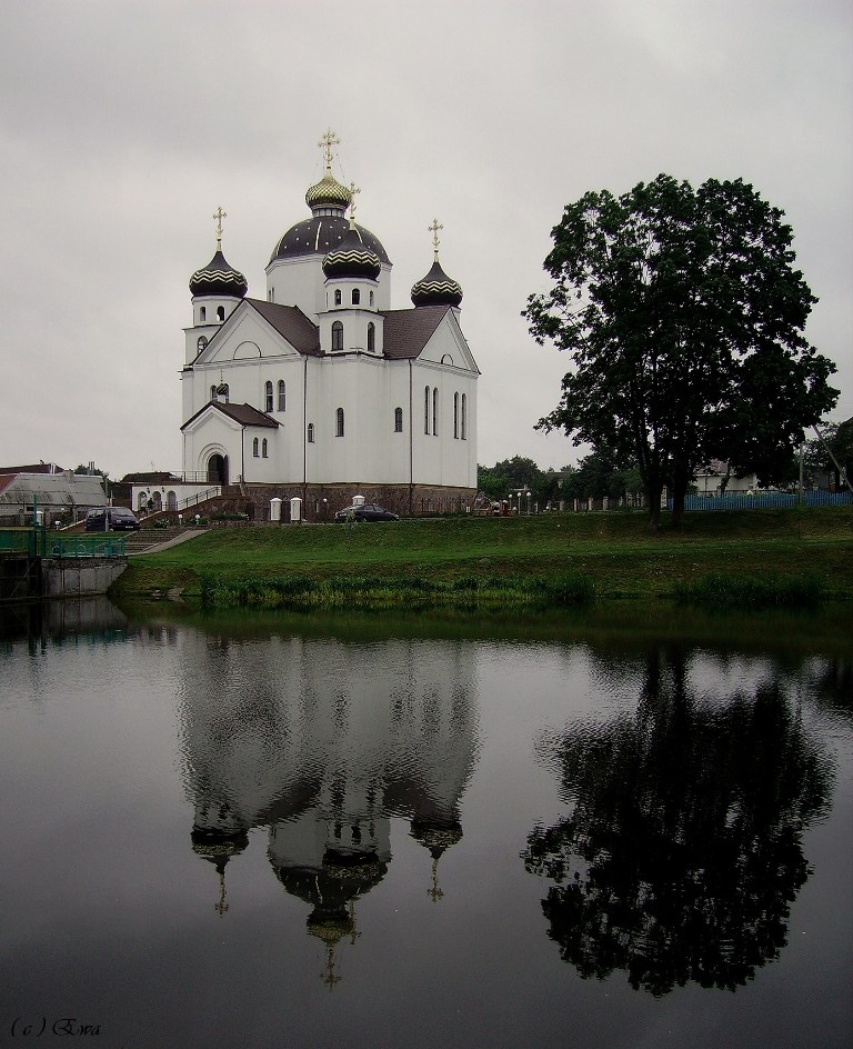 Das Wasser spiegelt.