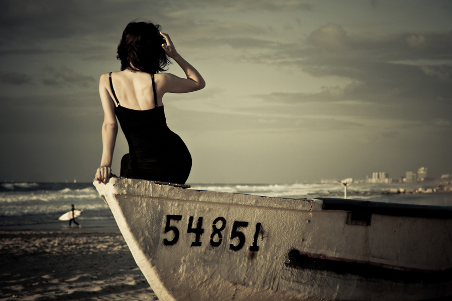 Sitting am Meer, warten auf das Wetter