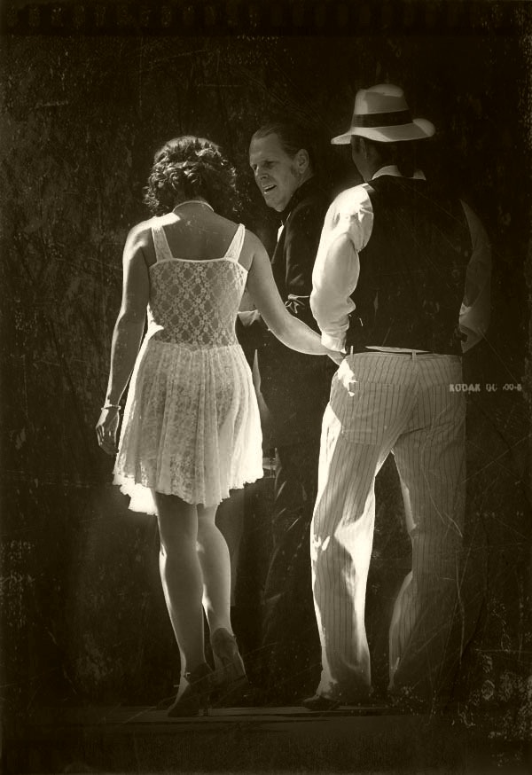 A la mujer que se aleja no le pidas que se quede, si deseas que regrese...