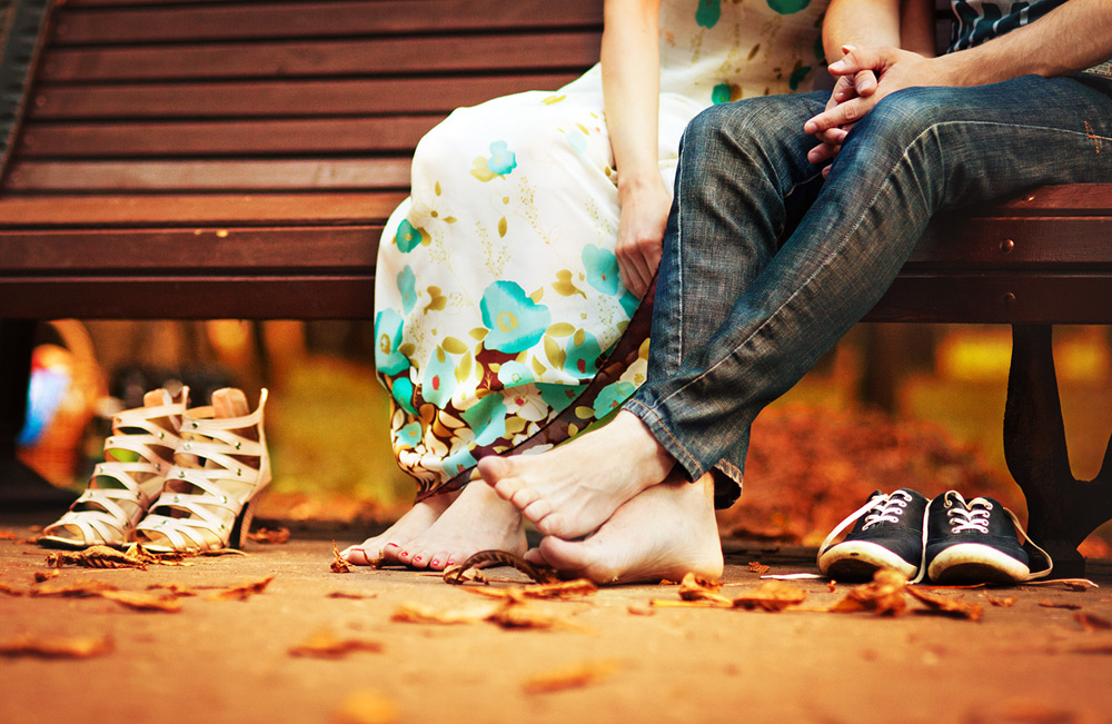 Barfuß auf dem Bürgersteig.