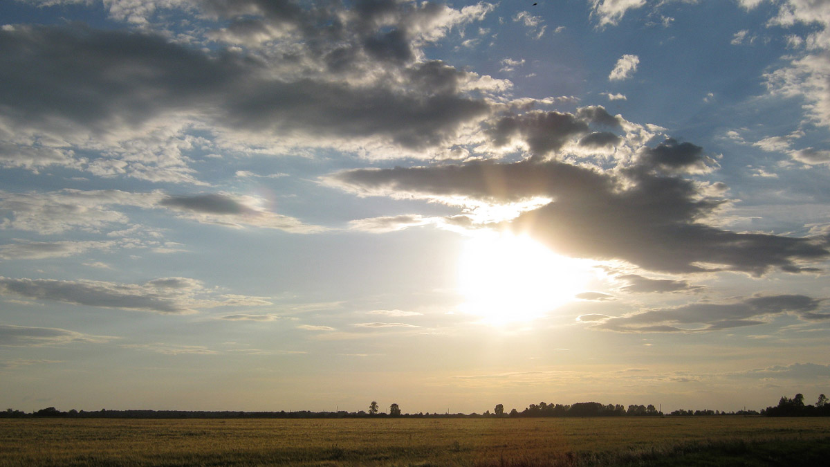Sonne schaut hinter den Wolken
