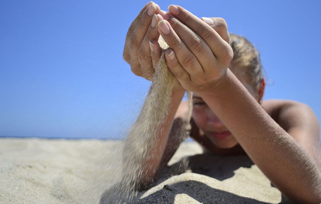 Sand durch die Finger