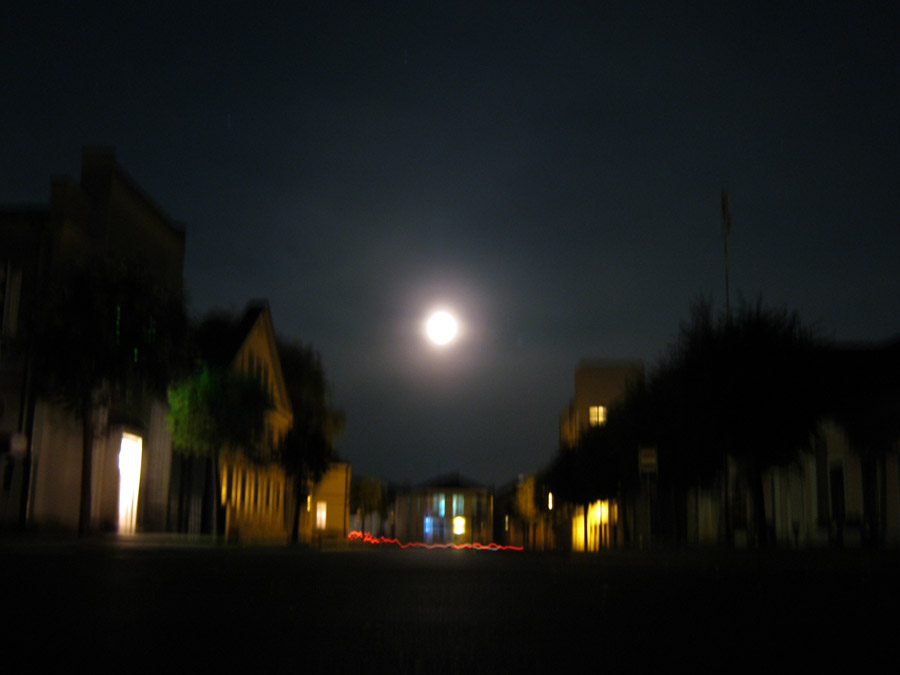 Mond über der Straße