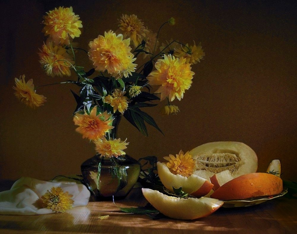 Mit Blumen und Melone