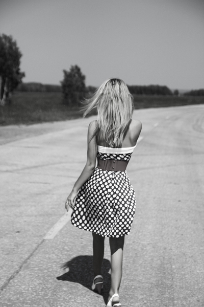 Wandern auf dem Asphalt