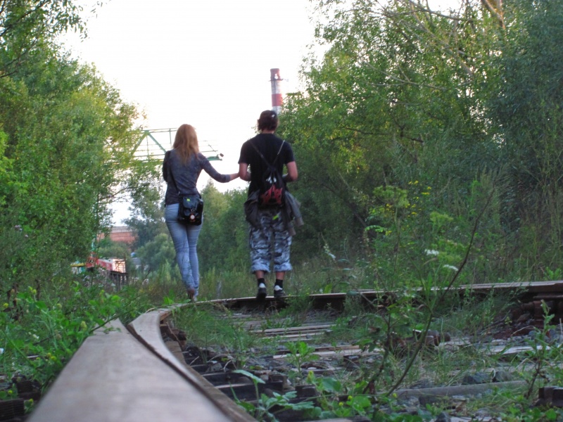 Und wir werden einen Spaziergang auf den Schienen der Straßenbahn fahren