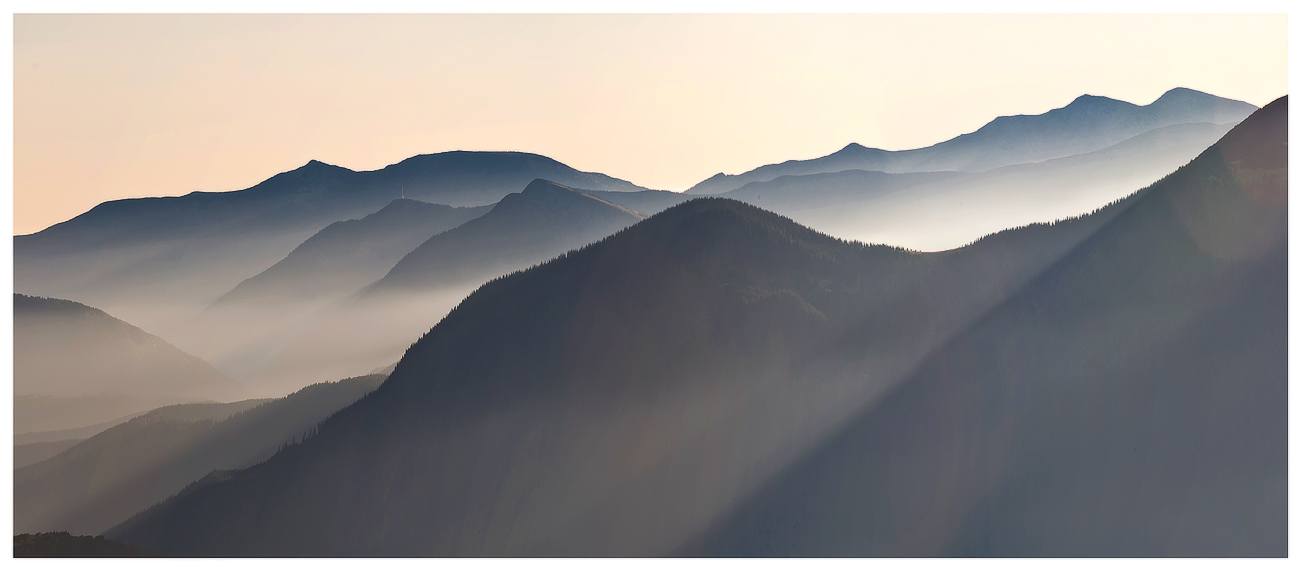 Schwarz-Weiß oder Farbe sinusförmige Geometrie der Berge ...