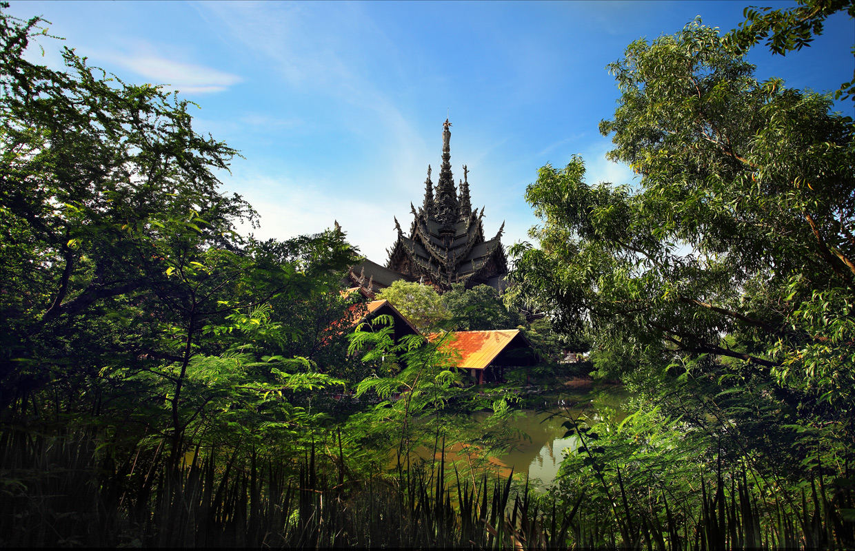 Tempel in der Nähe des Teiches