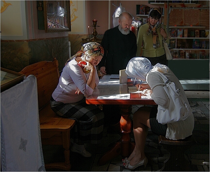 In der Kirche nach dem Gottesdienst ...