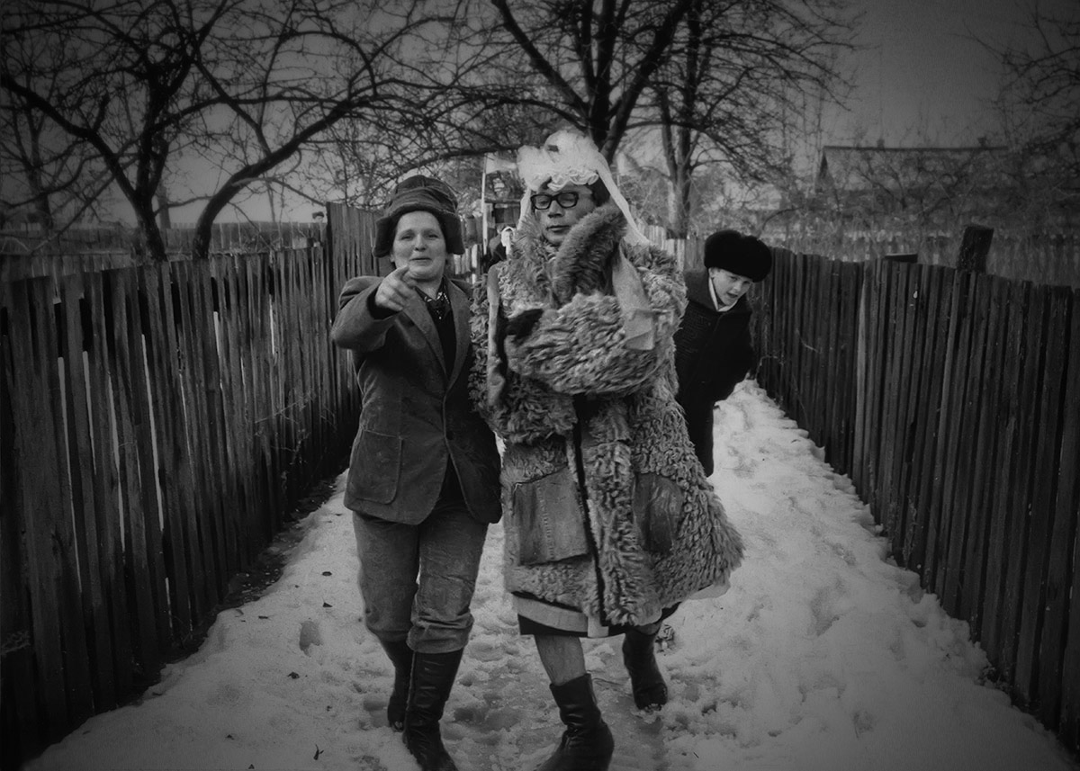 Kostümierte in einer ländlichen Hochzeit