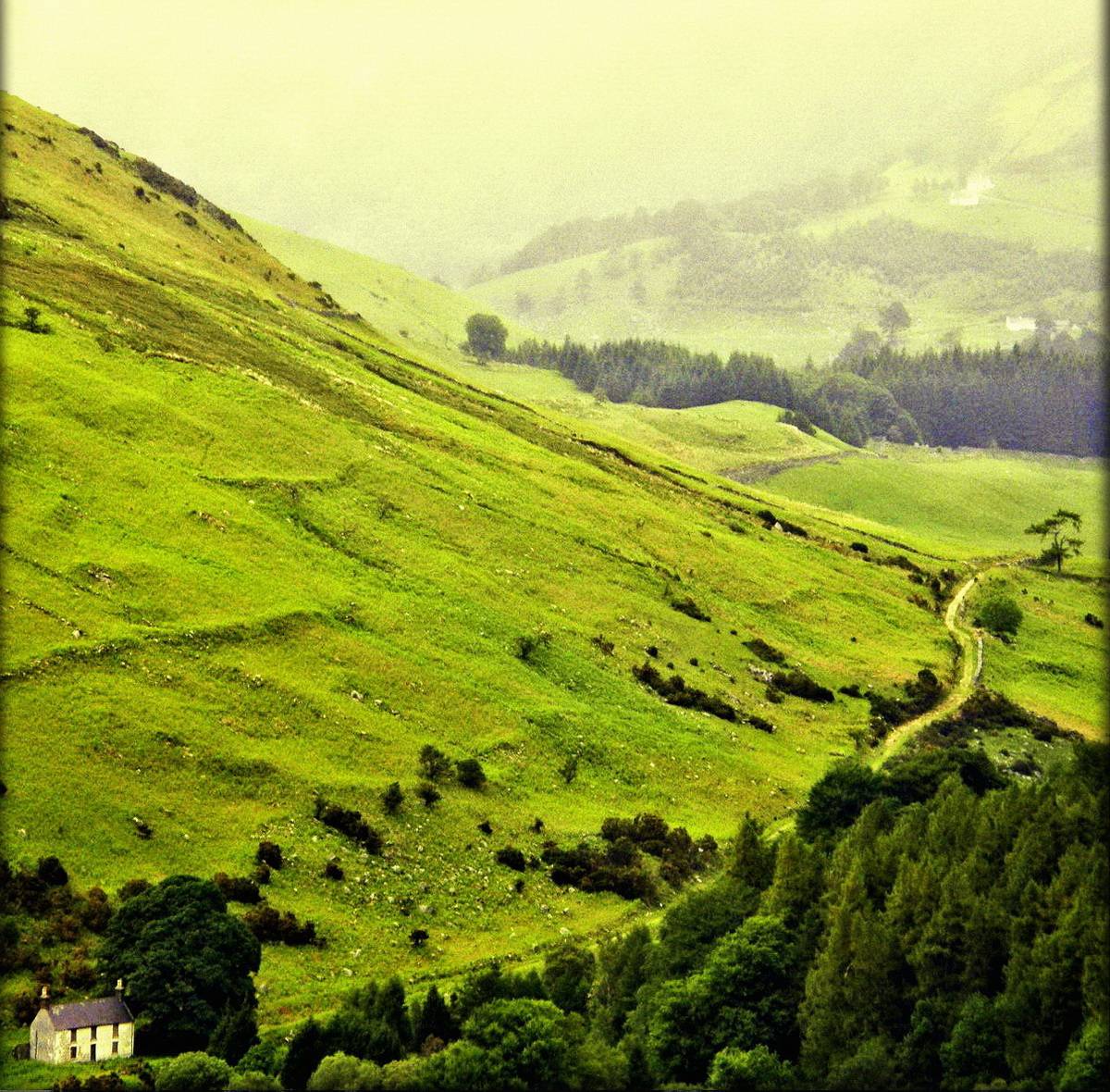 Éirinn. Aice leis an Loch Deán.