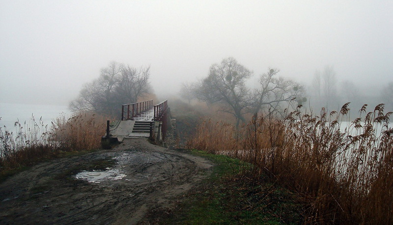 Die Brücke in den nebligen Ferne