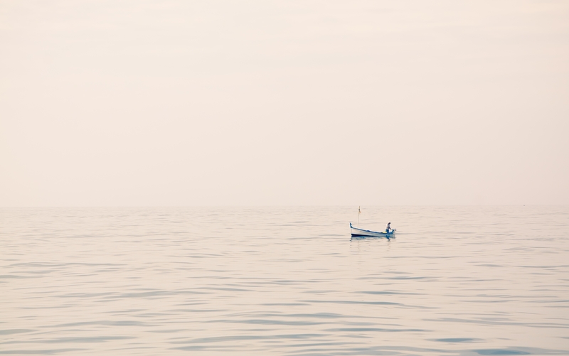 Über ein kleines Fischerboot auf dem Meer von Pastell