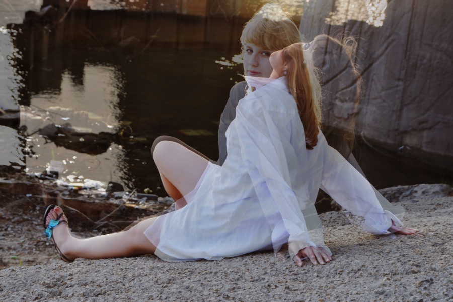 Das Mädchen am Fluss.