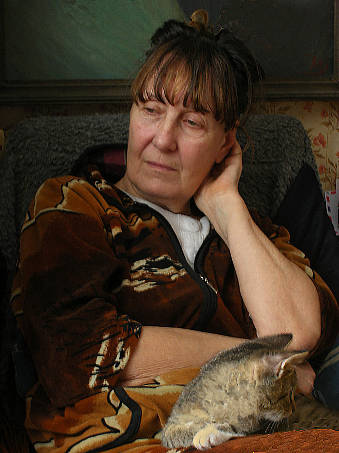 Eine Dame mit einem Kätzchen